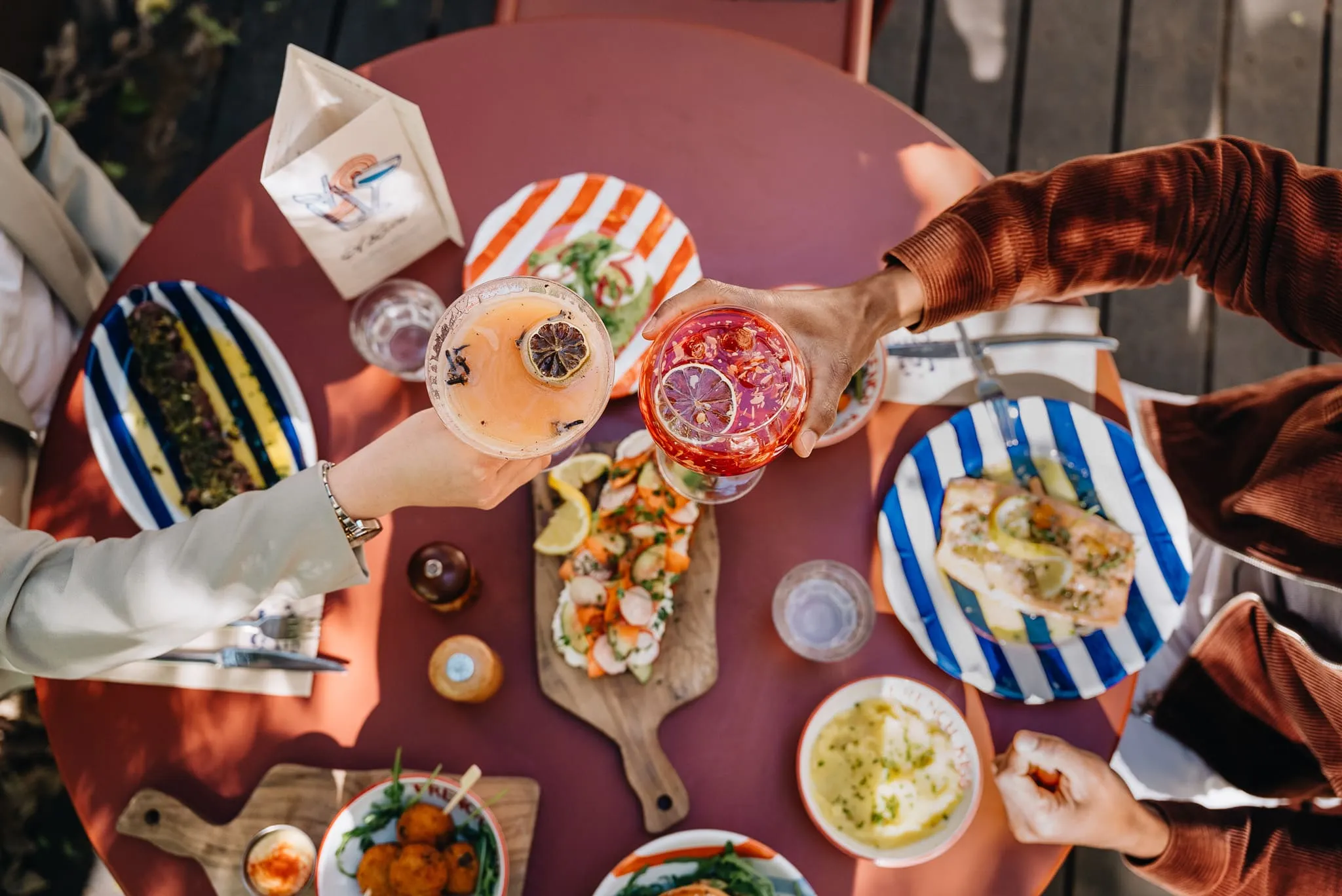 Eklo Hotels - Paris - Destination -  boire & manger à la française. on vous attend dans une joyeuse ambiance de guinguette sur le rooftop au 9ème étage avec une vue incroyable sur la tour eiffel.  a toute heure de la journée, profitez d’une cuisine faite maison avec des produits frais et de saison.