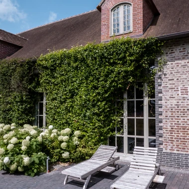 Le Manoir Saint Laurent - Grande terrasse extérieure autour de la villa