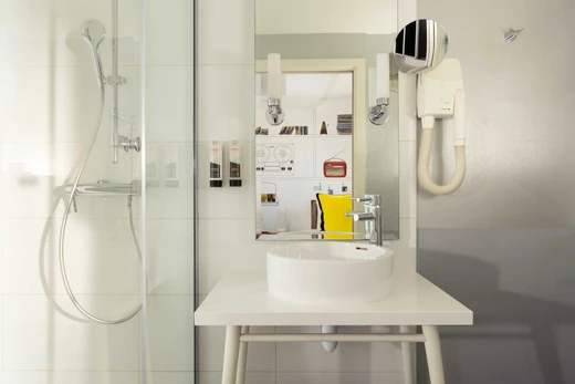 Hotel of the Golden Triangle - Comfortable rooms in Paris