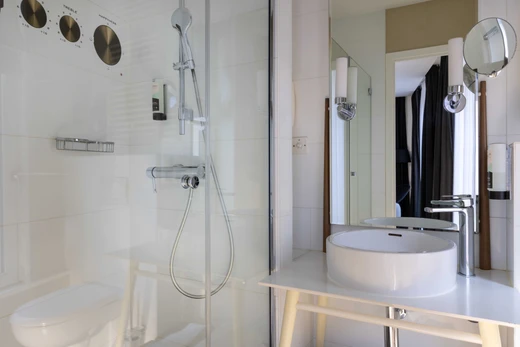 Hotel of the Golden Triangle - Comfortable rooms in Paris