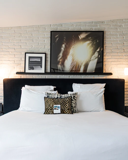 lit dans la chambre loft du Laz hotel