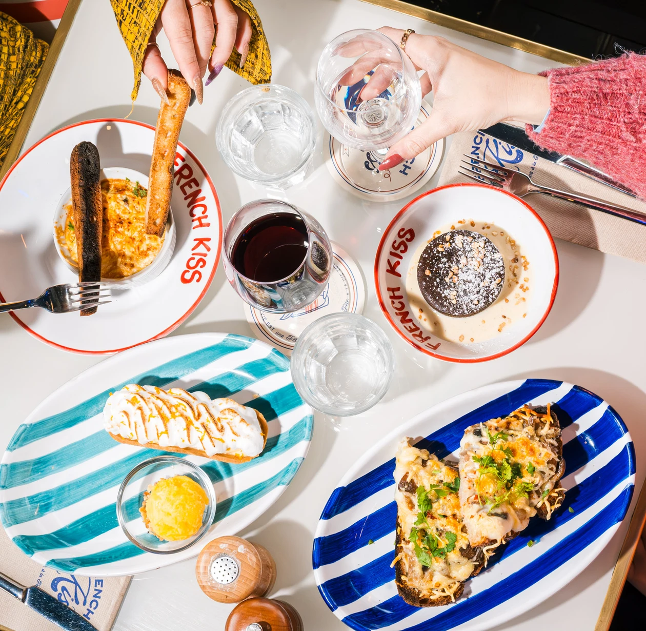 Eklo Hotels - Paris - Destination - Eat & drink the french way. we are waiting for you in a joyful guinguette atmosphere on the rooftop on the 9th floor with an incredible view of the eiffel tower.  at any time of the day, enjoy home-cooked cuisine with fresh and seasonal products.