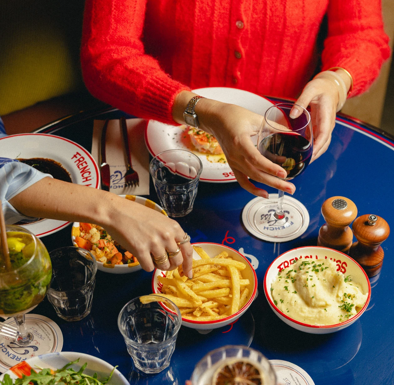 Eklo Hotels - Bordeaux - Destination - &nbsp;bar festif, restaurant guinguette à bordeaux bastide. on vous attend dans une joyeuse ambiance du petit-déjeuner au diner.profitez d’une cuisine gourmande faite maison avec des produits de saison.
