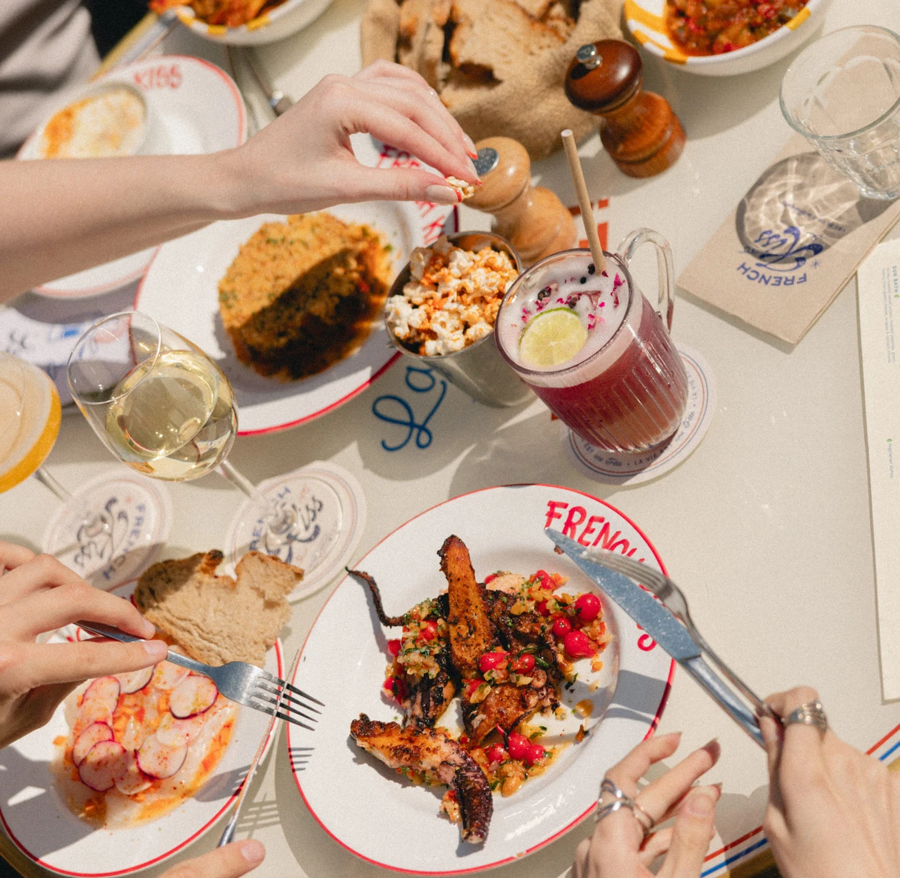 Eklo Hotels - Nantes - Boire & Manger - &nbsp;planches, pics assiette et plats français revisités… chez french kiss, on aime les produits frais de qualité et le fait maison. parce que l’assiette a un impact, notre cuisine respecte le rythme des saisons. restaurant ouvert de 12h à 14h du lundi au vendredi et de 19h à 22h30 du mardi au samedi